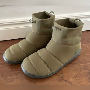 REI Men’s Size 11 Camp Dreamer Puffer Puffy Boots Booties Green
